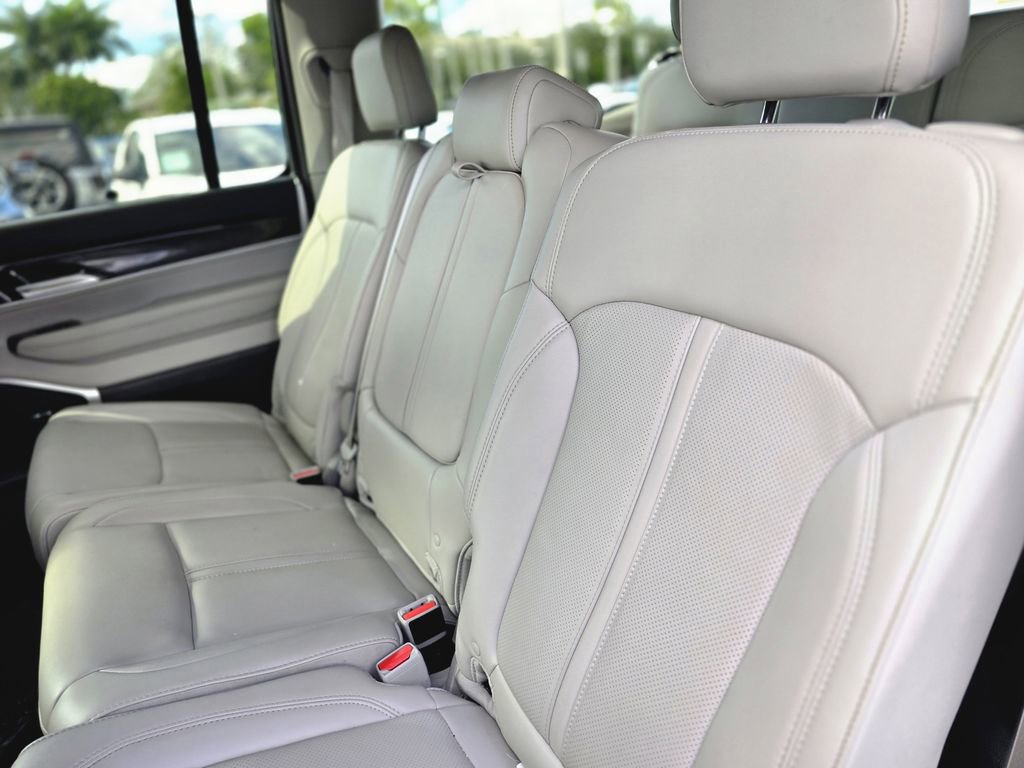 Used 2024 Jeep Wagoneer 2WD image 11