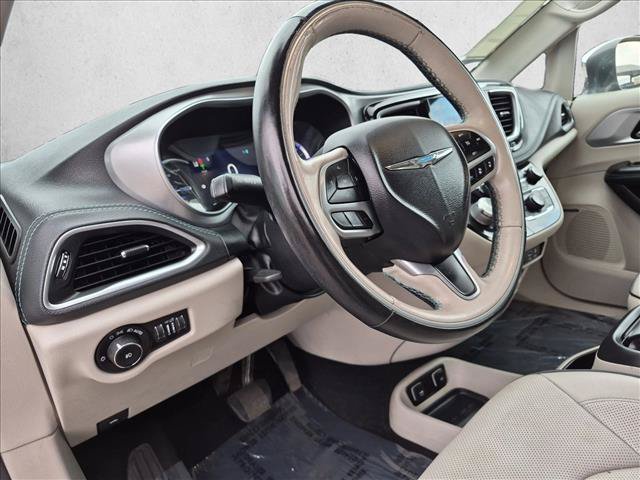 Used 2018 Chrysler Pacifica Limited w/ Advanced Safetytec Group FWD image 16