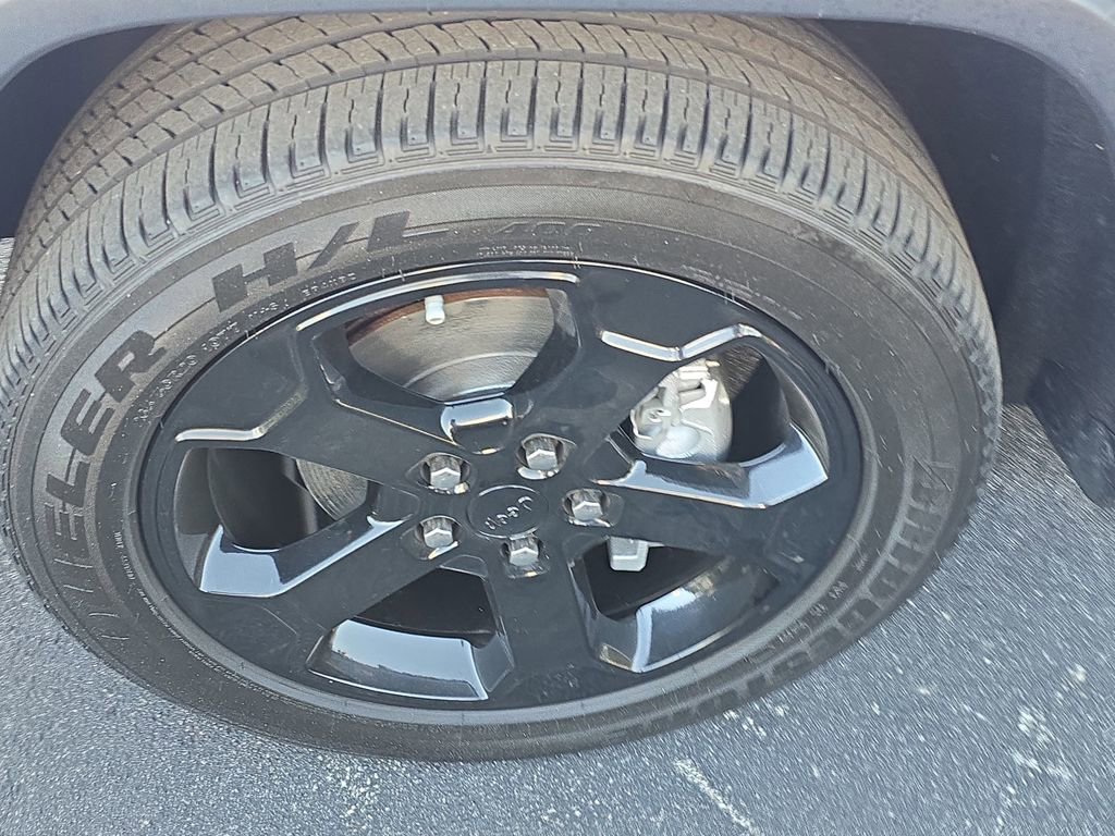 Used 2019 Jeep Grand Cherokee Laredo image 6