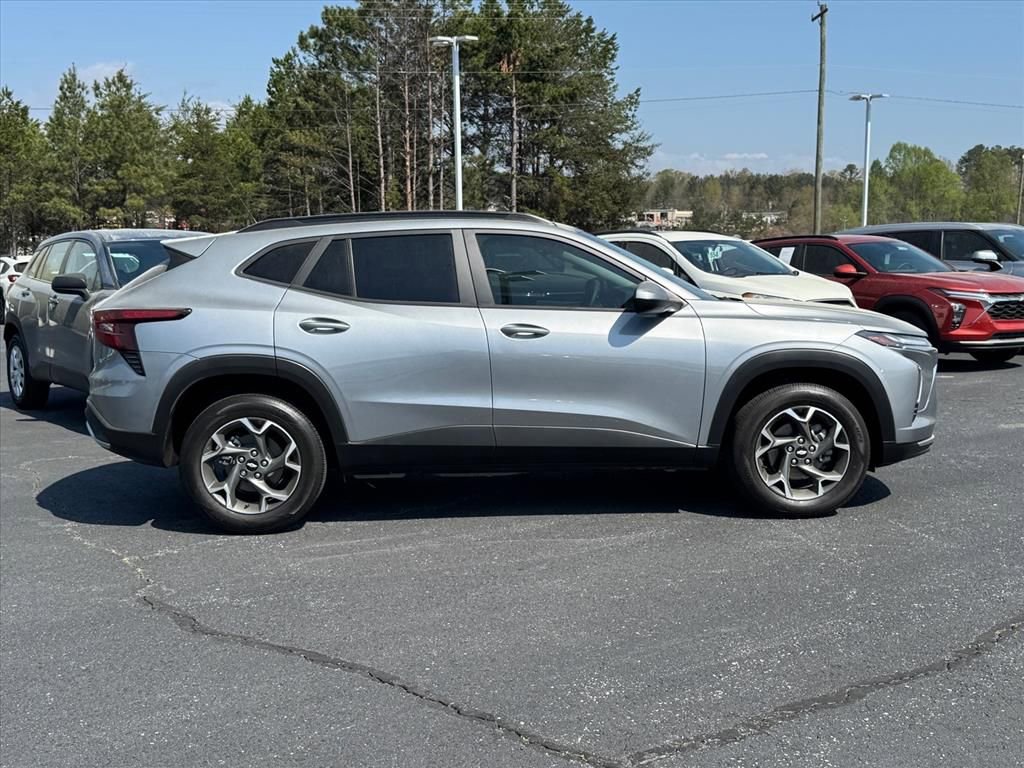Used 2024 Chevrolet Trax LT w/ LPO, Blackout Package FWD image 2