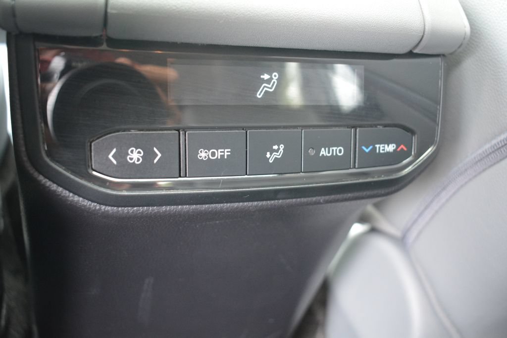 Used 2023 Toyota Highlander XLE AWD/4WD image 24
