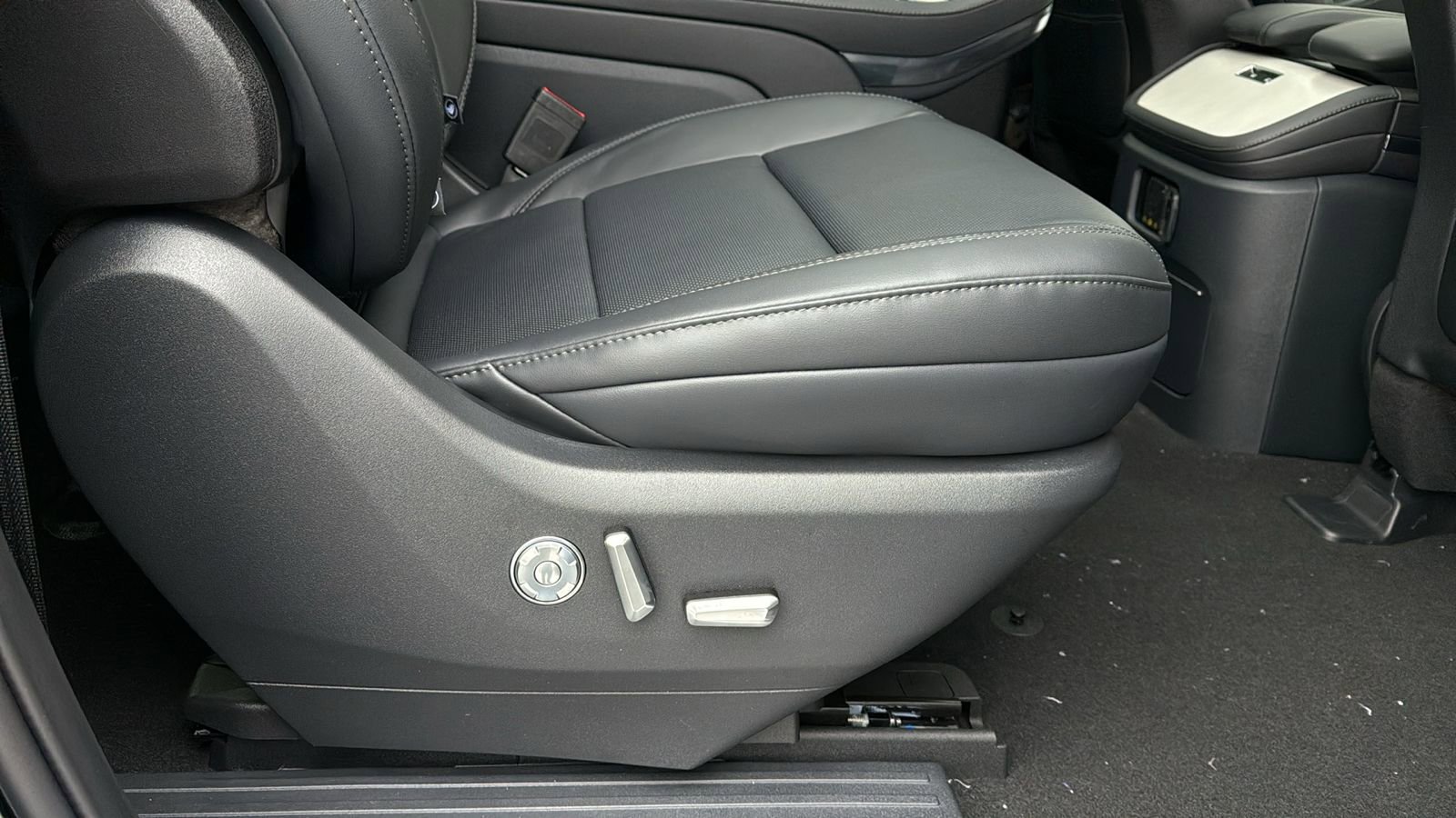 New 2025 Lincoln Navigator L Reserve w/ Jet Appearance Package image 11