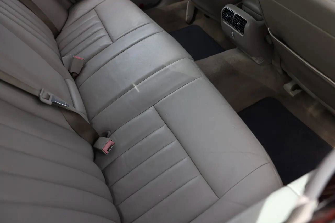 Used 2006 Lincoln Town Car Signature image 12