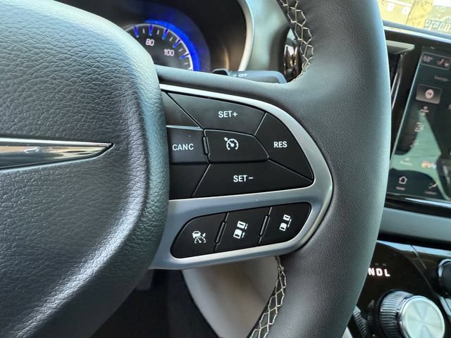 Used 2024 Chrysler Pacifica Touring-L FWD image 19