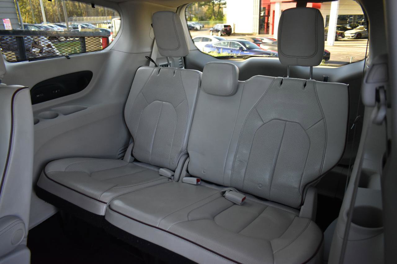 Used 2020 Chrysler Pacifica Limited image 28
