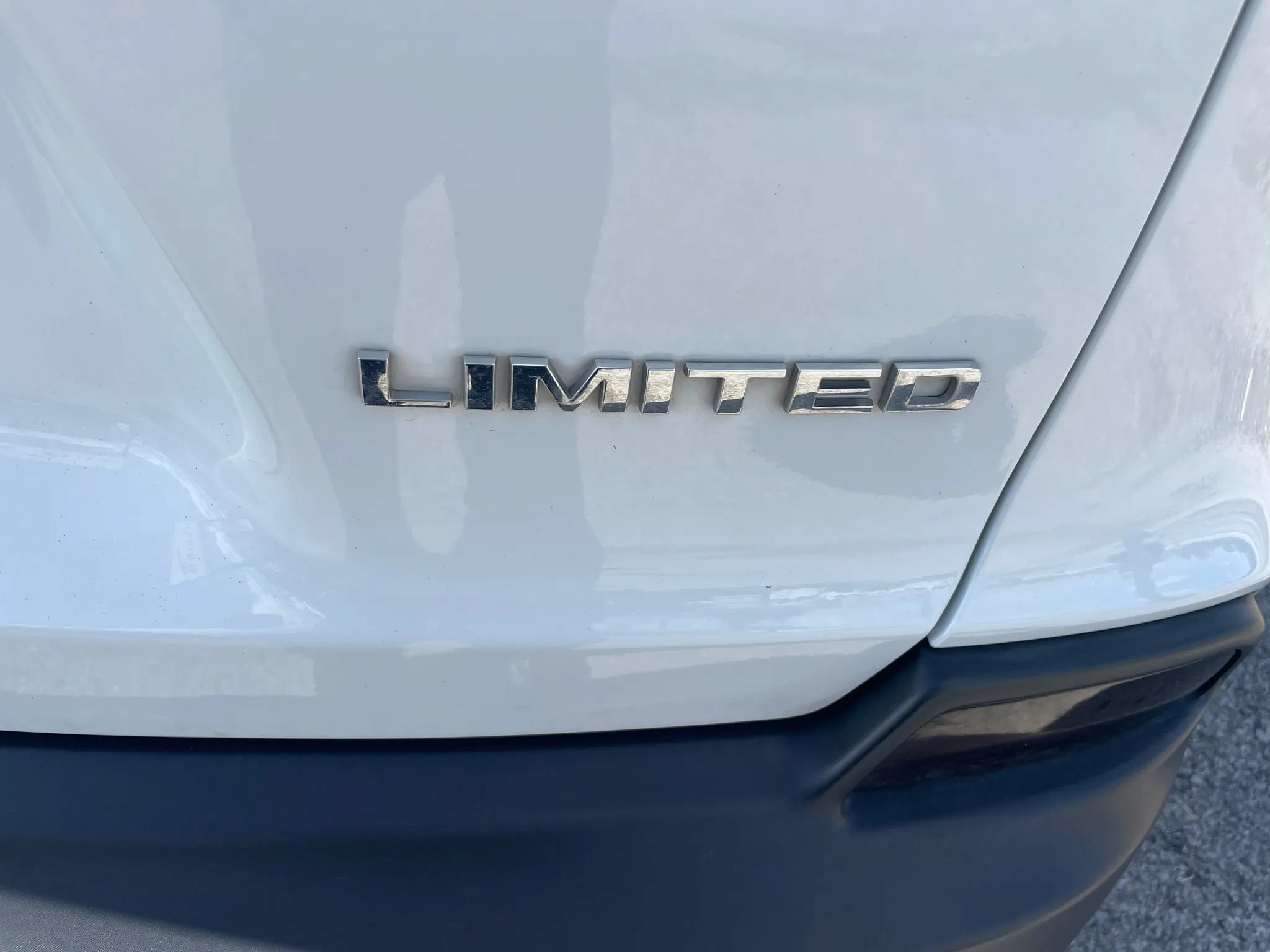 Used 2019 Jeep Cherokee Limited w/ Luxury Group FWD image 12