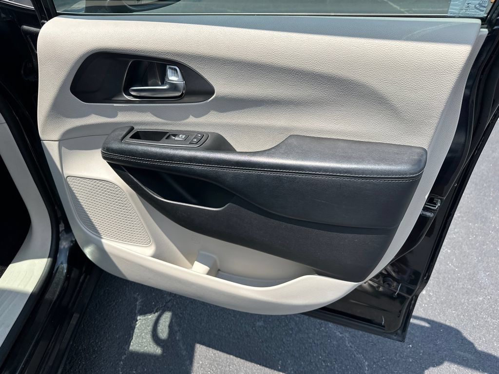 Used 2019 Chrysler Pacifica Limited FWD image 14