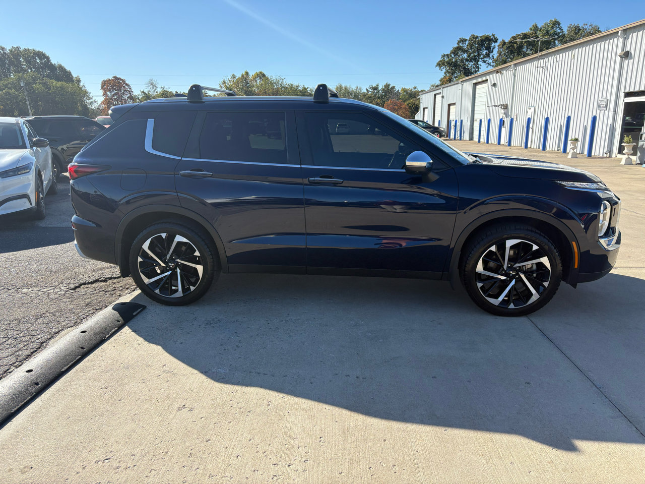 Used 2022 Mitsubishi Outlander SE image 2