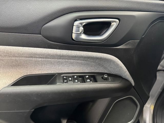 Used 2023 Jeep Compass Latitude image 25