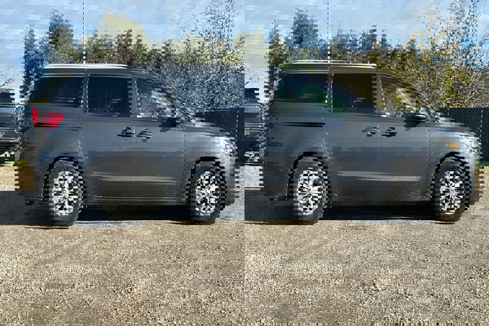 Used 2017 Kia Sedona LX w/ LX Essentials Premium Package image 9