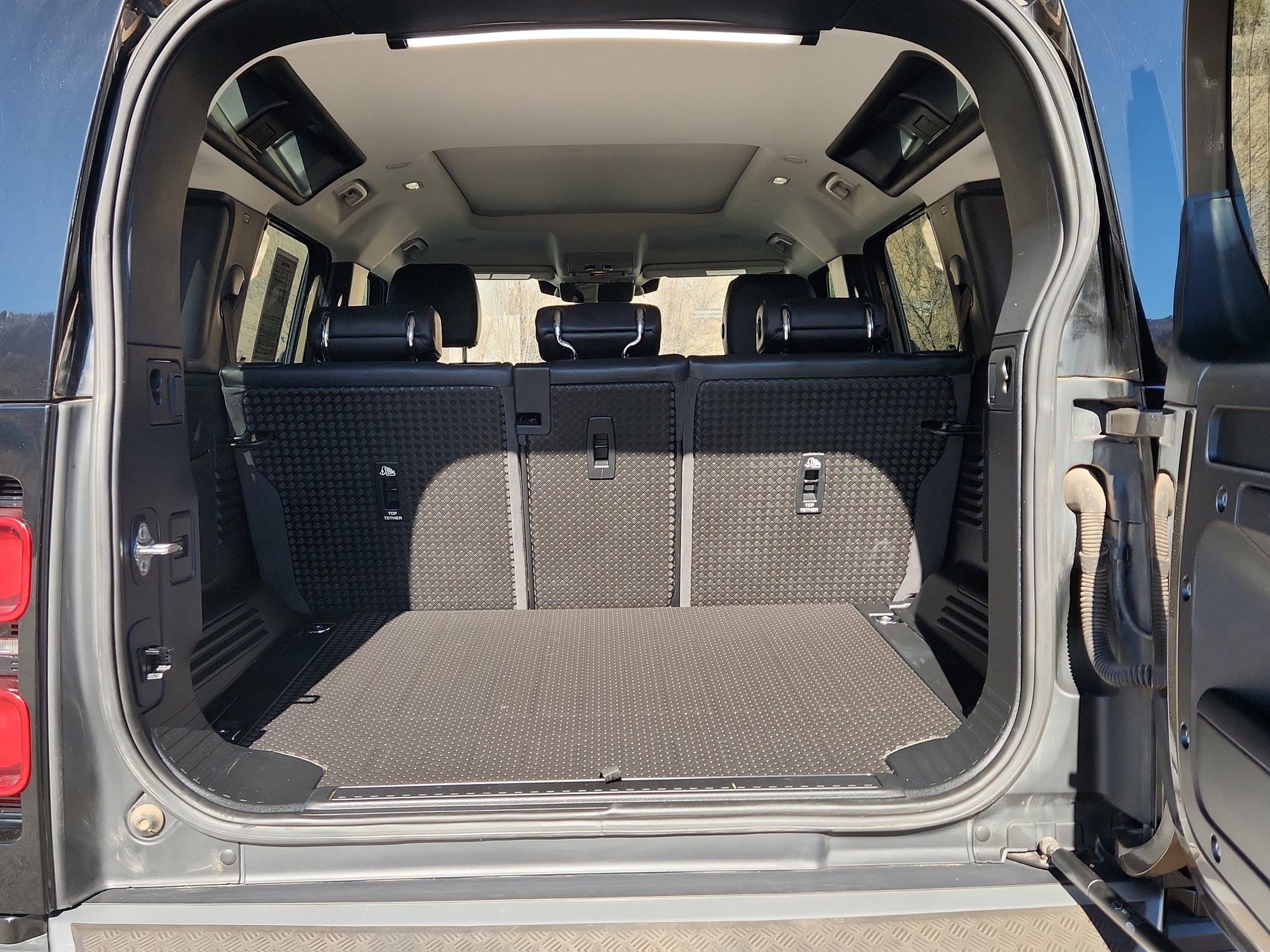 Used 2020 Land Rover Defender 110 SE image 29