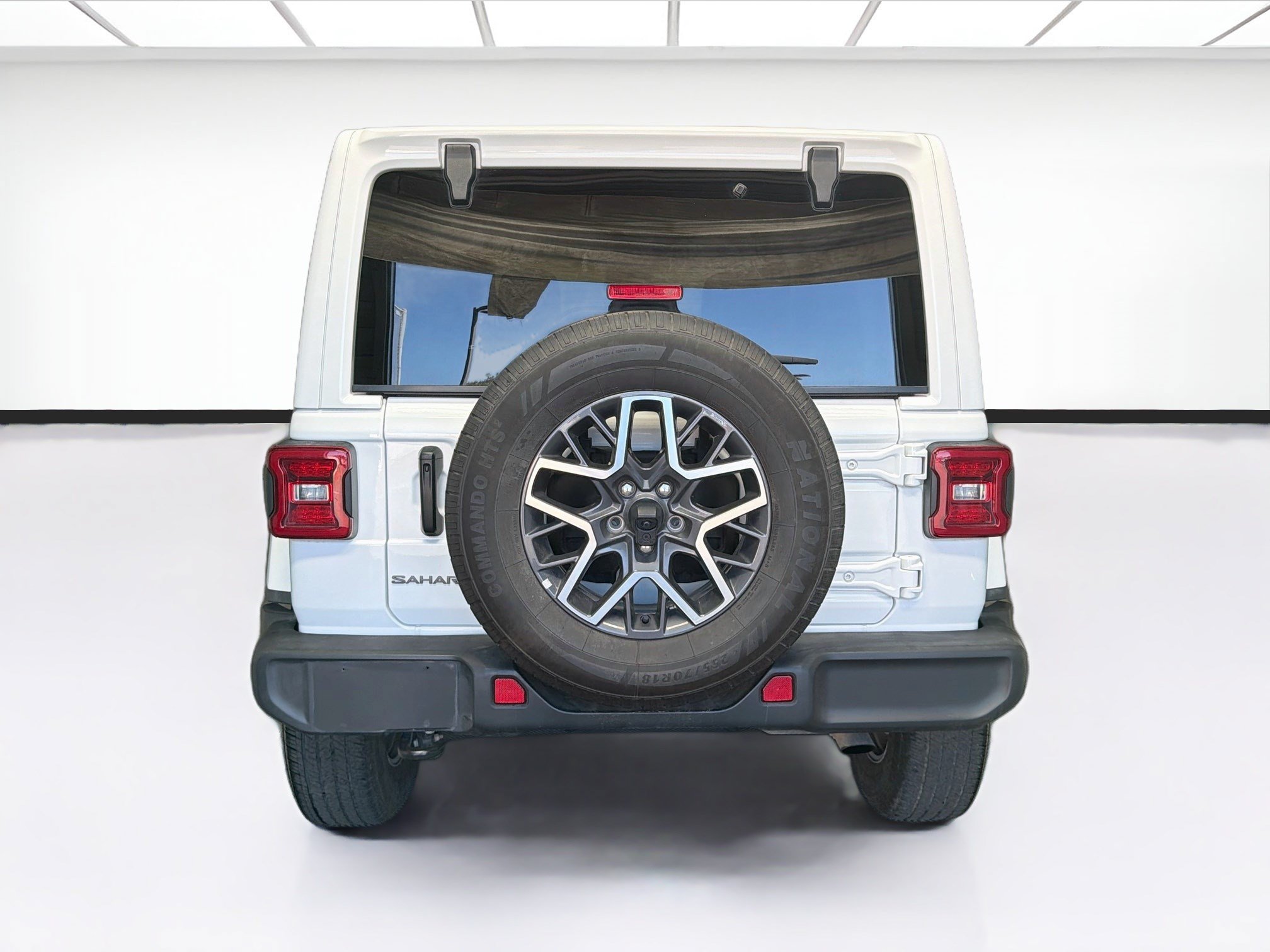 Used 2025 Jeep Wrangler Unlimited Sahara AWD/4WD image 5