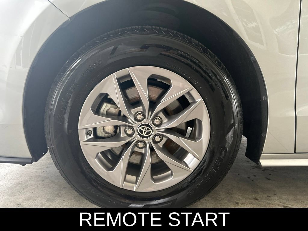 Used 2025 Toyota Sienna XLE FWD image 15