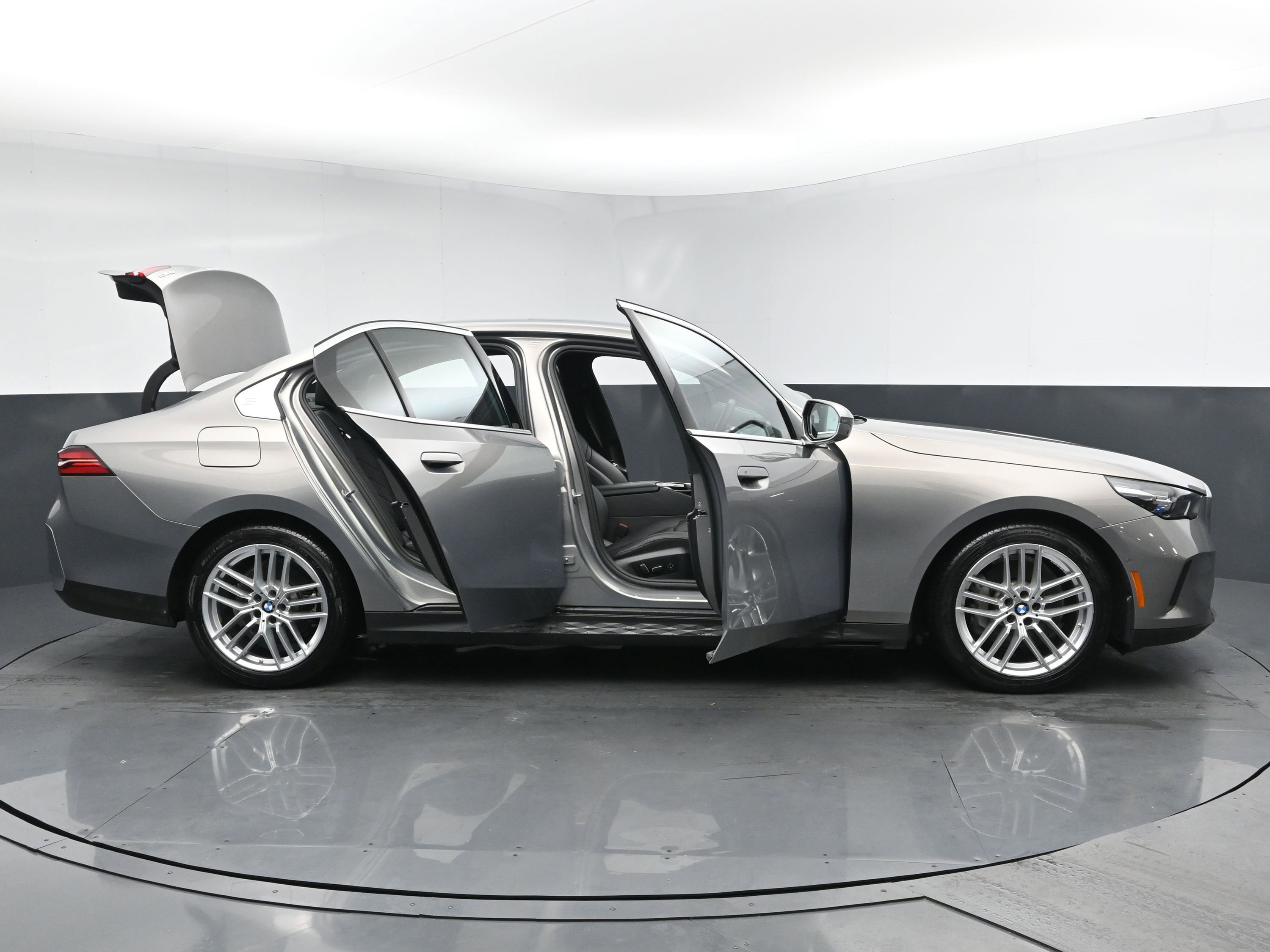 Used 2024 BMW 530i xDrive image 30