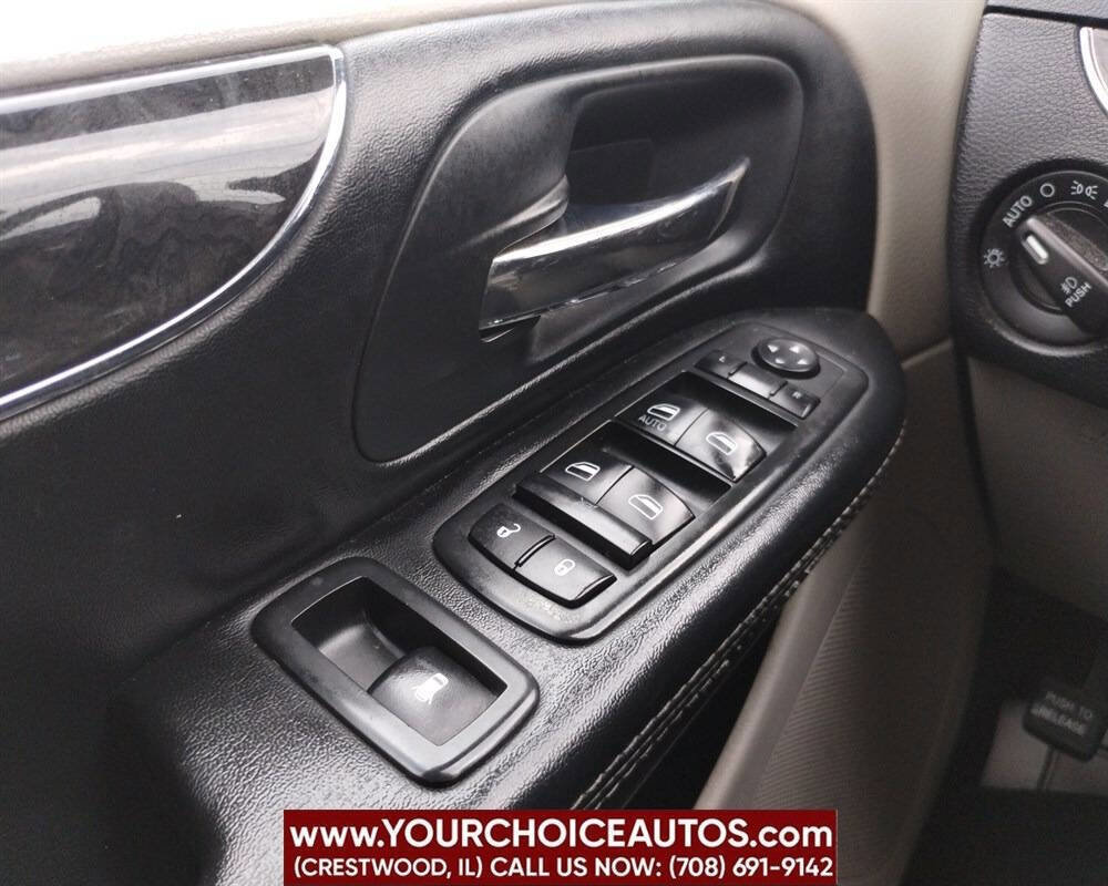 Used 2015 Chrysler Town & Country Touring image 27