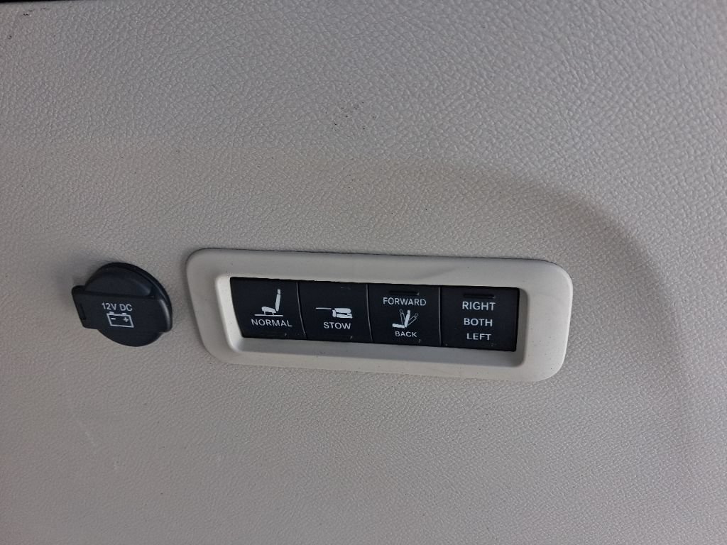 Used 2017 Chrysler Pacifica Limited w/ UConnect Theater Package FWD image 14