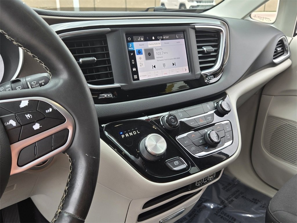 Used 2022 Chrysler Voyager LX image 23