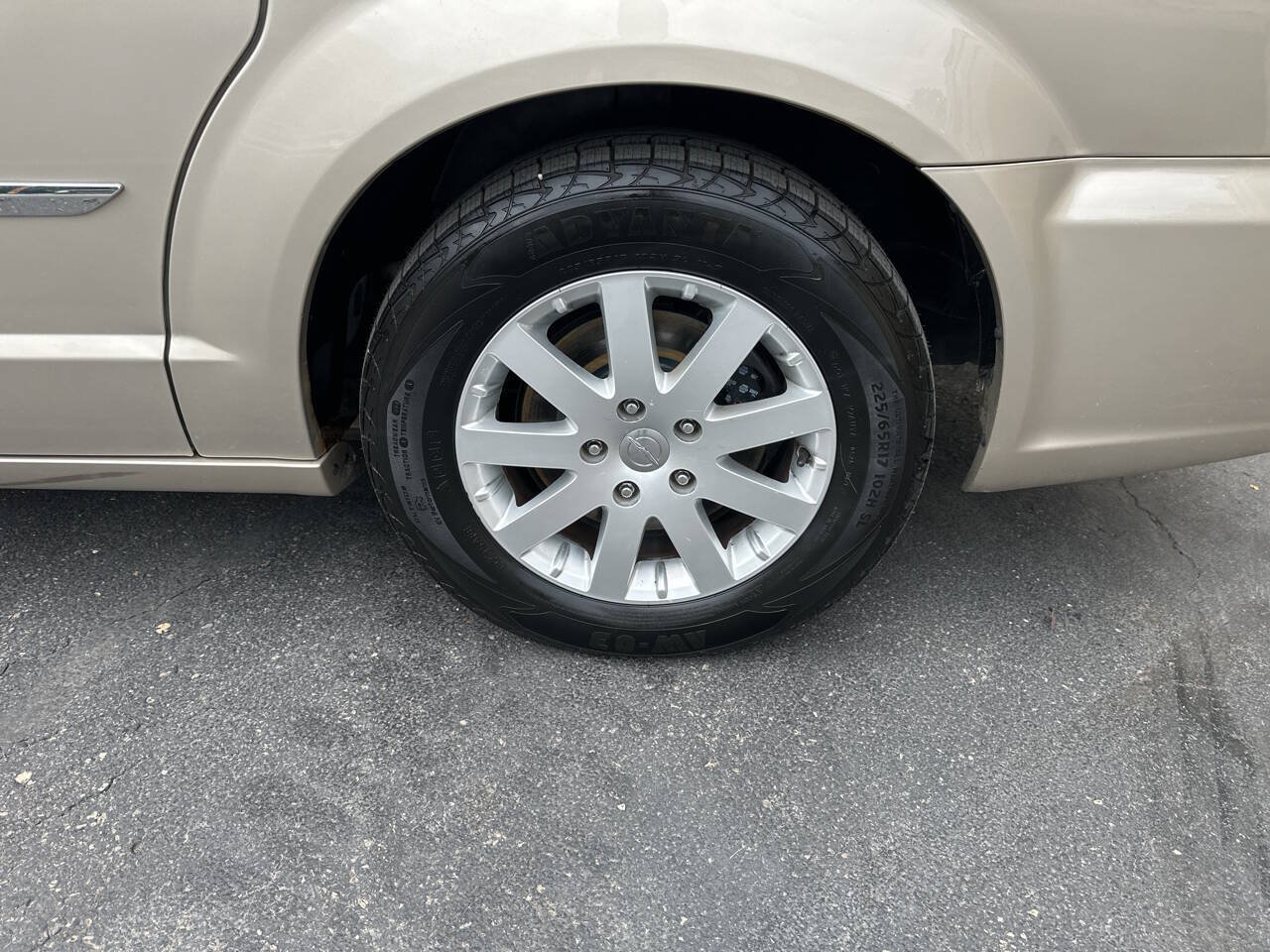 Used 2016 Chrysler Town & Country Touring FWD image 3