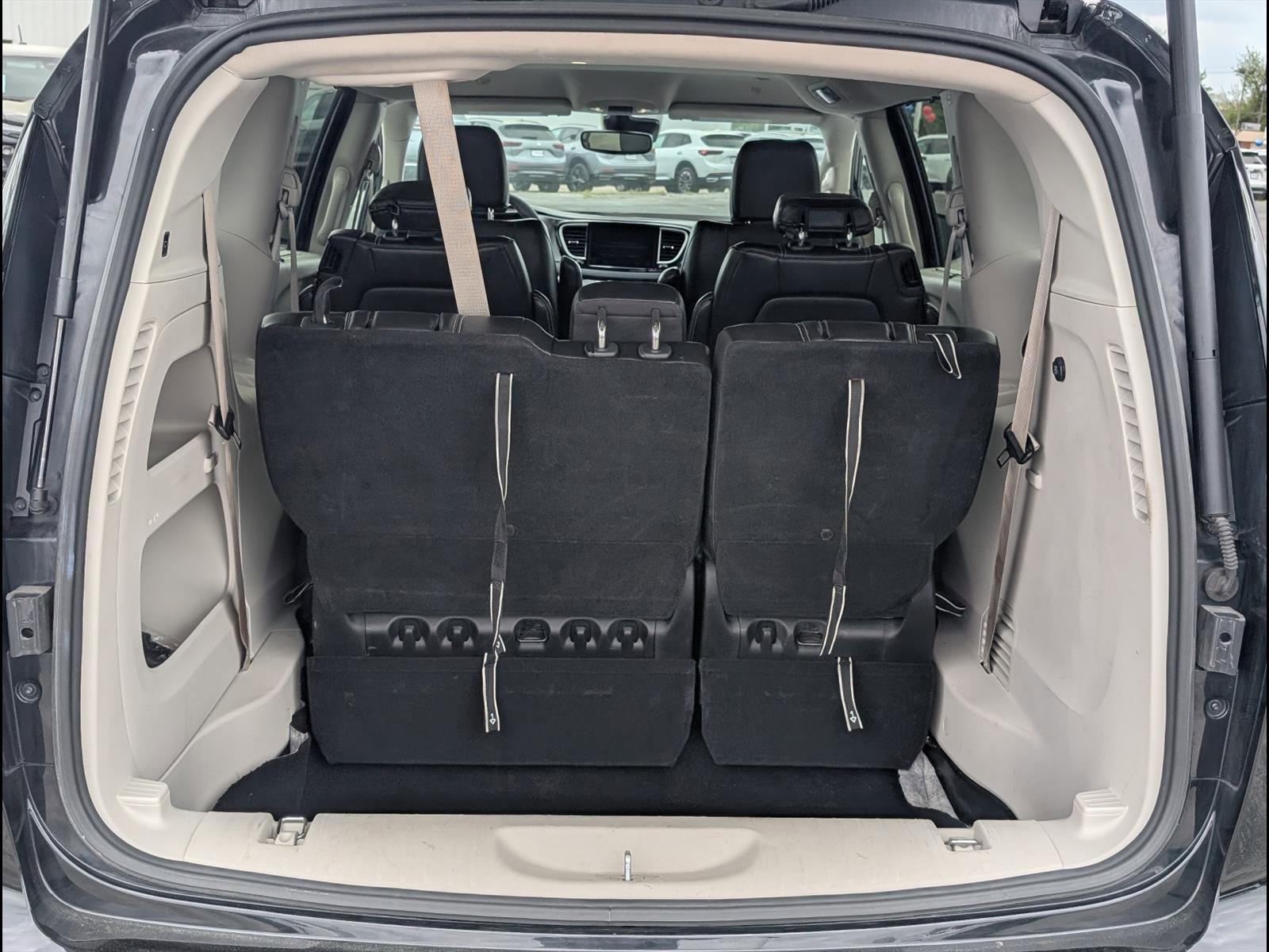 Used 2023 Chrysler Pacifica Touring-L image 22