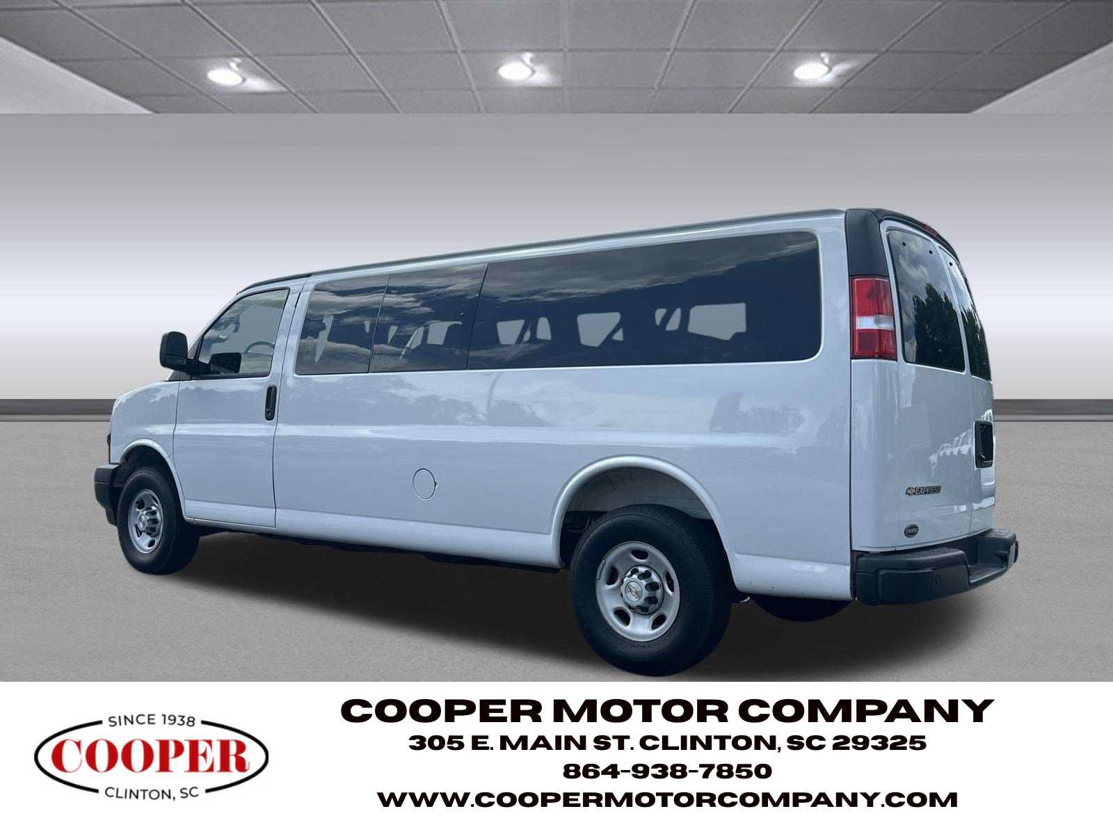 Used 2025 Chevrolet Express 3500 LS RWD image 3