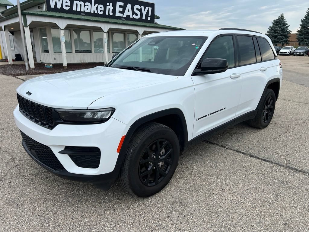 Used 2024 Jeep Grand Cherokee Altitude RWD image 5