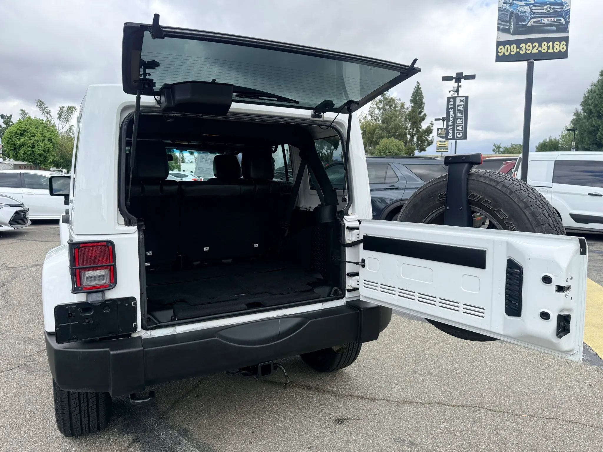 Used 2015 Jeep Wrangler Unlimited Sahara AWD/4WD image 12