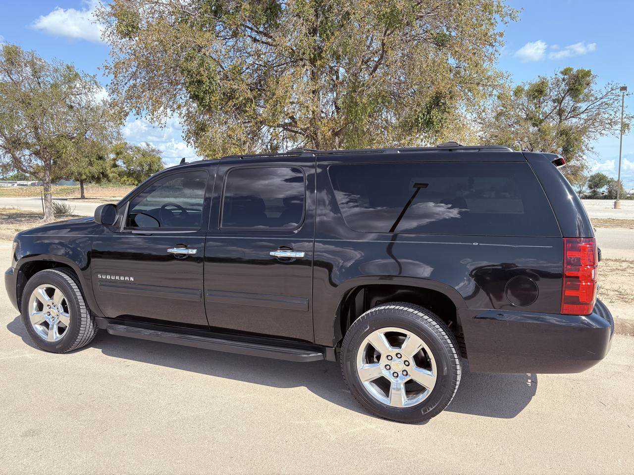 Used 2011 Chevrolet Suburban LS RWD image 14