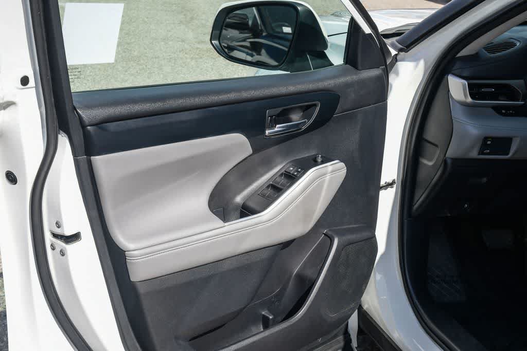 Used 2021 Toyota Highlander XLE FWD image 27
