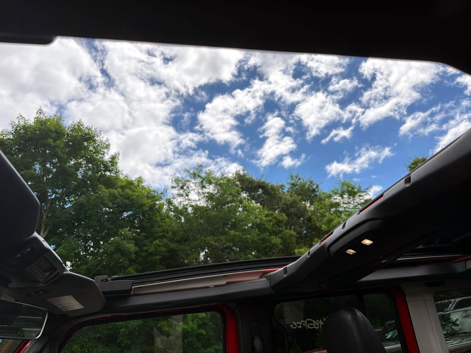 Used 2024 Jeep Wrangler Unlimited Sahara w/ Technology Group AWD/4WD image 11