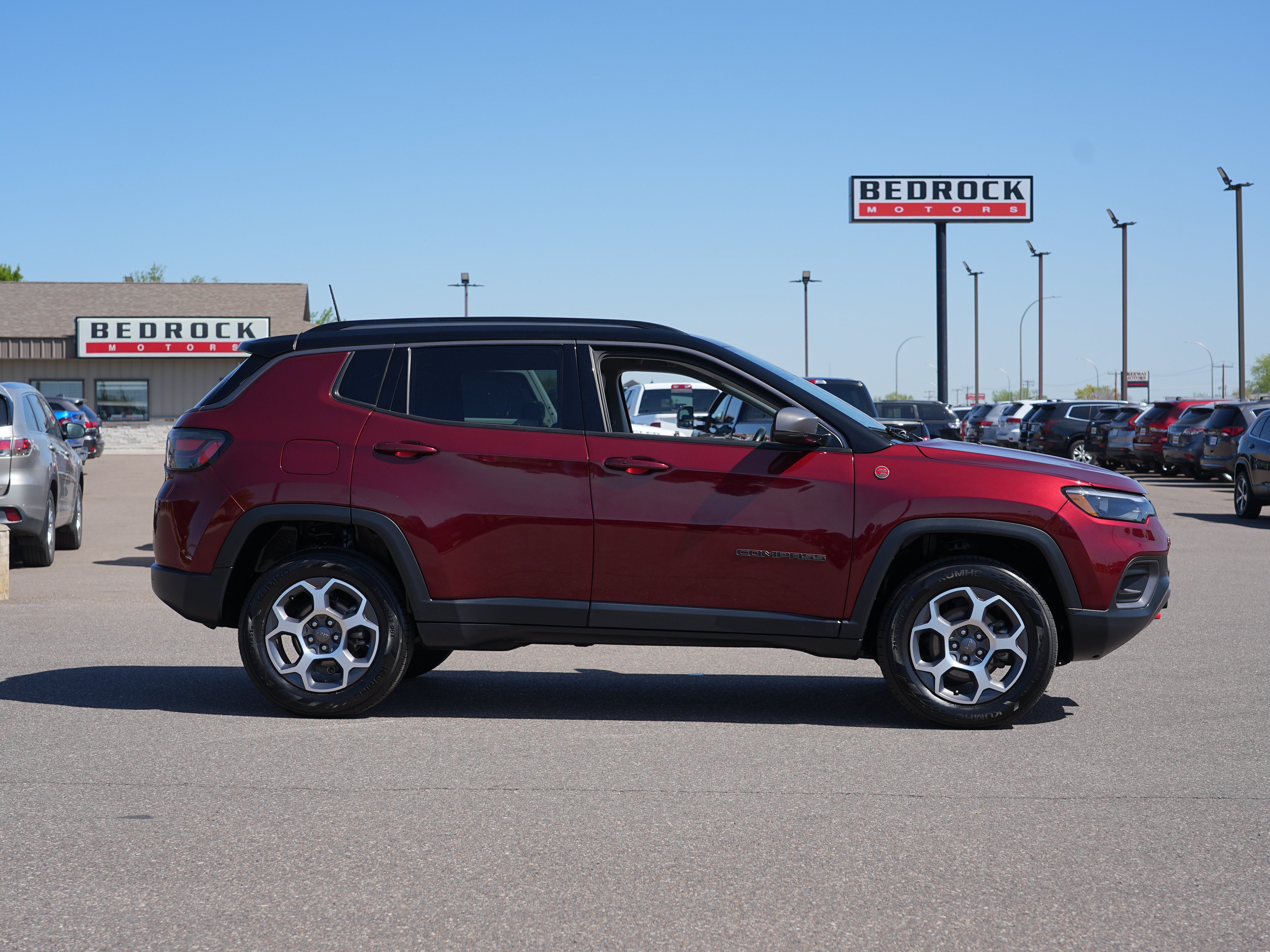 Used 2022 Jeep Compass Trailhawk w/ Trailhawk Elite Group AWD/4WD image 2