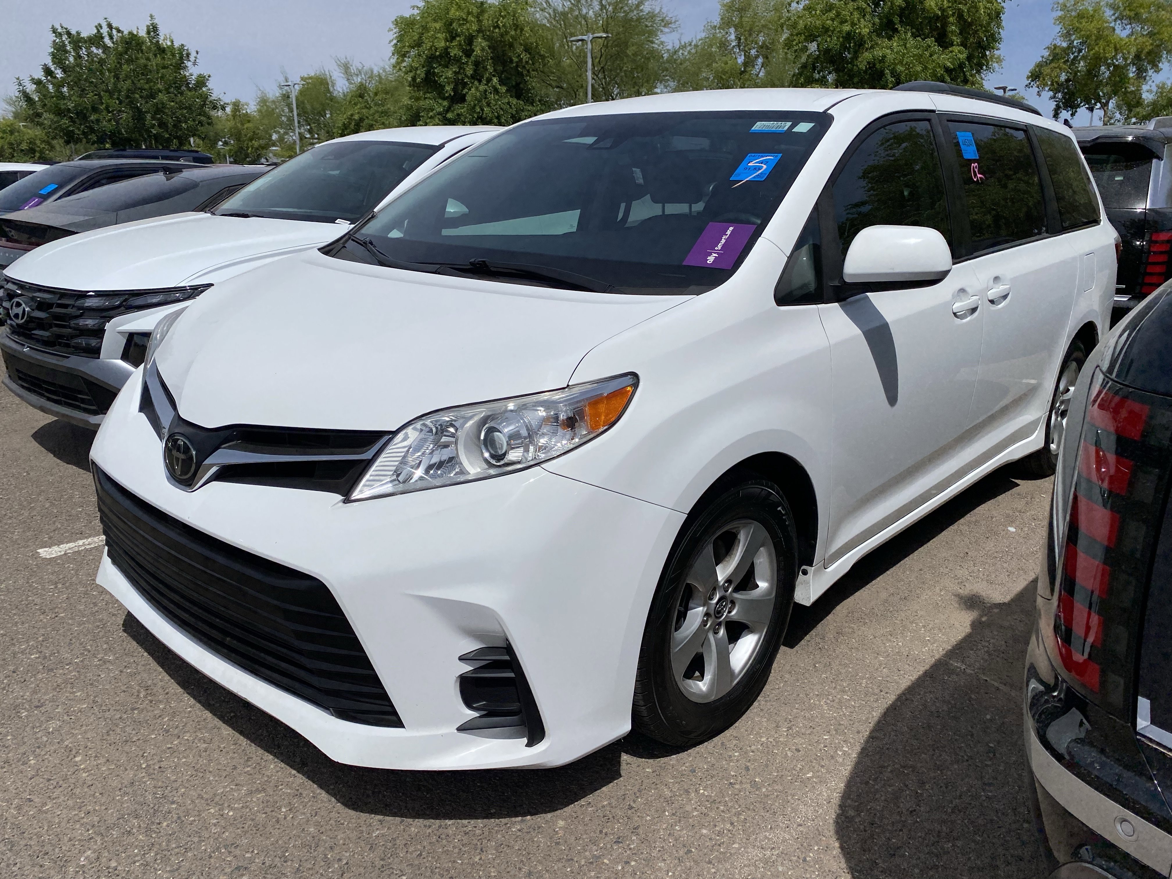 Used 2018 Toyota Sienna LE w/ Carpet Mat Package FWD image 5