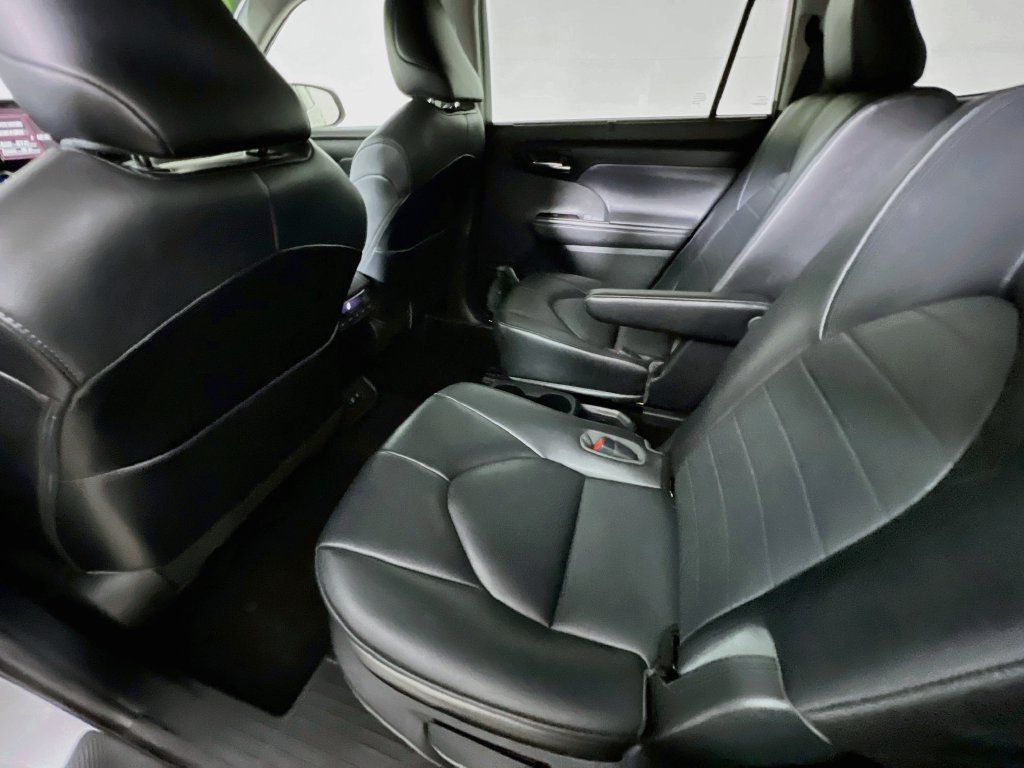 Used 2021 Toyota Highlander XLE FWD image 26