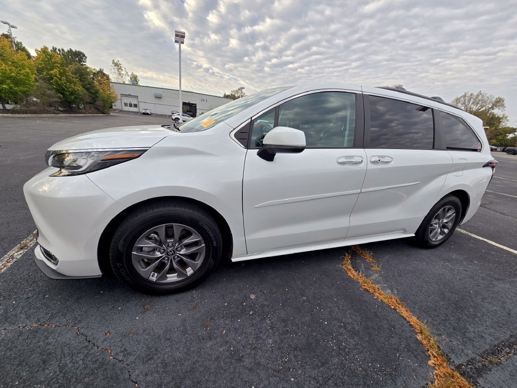 Certified 2022 Toyota Sienna XLE w/ XLE Plus Package FWD image 5
