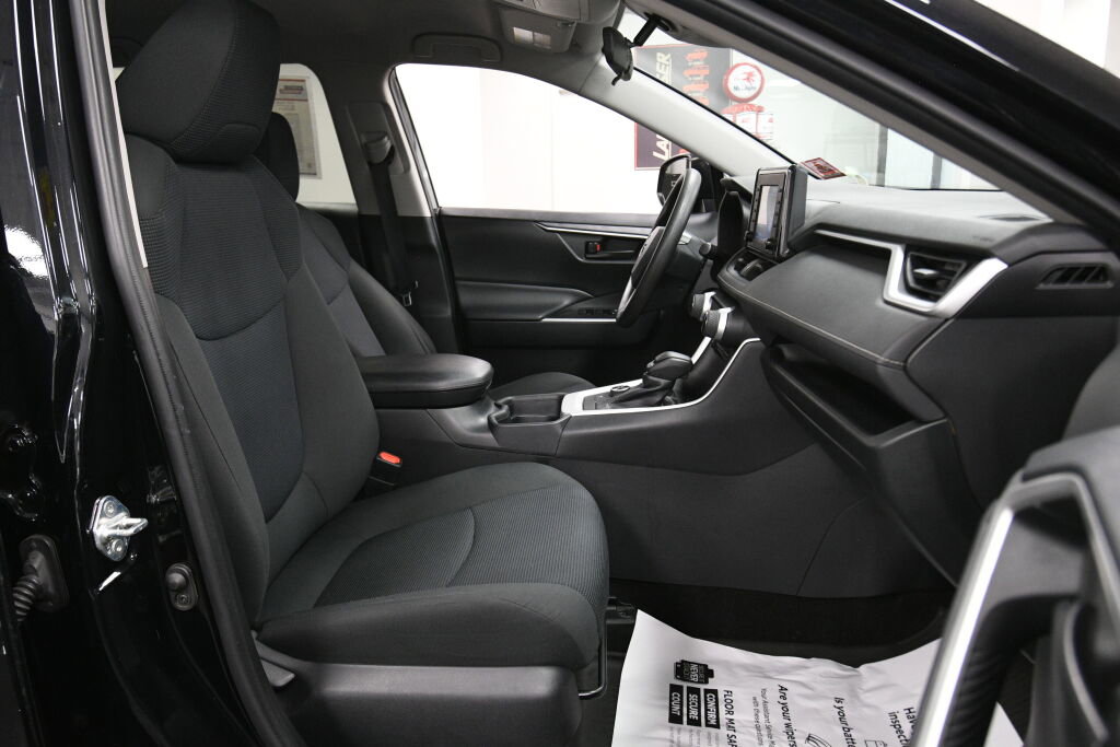 Used 2020 Toyota RAV4 LE w/ Carpet Mat Package image 25