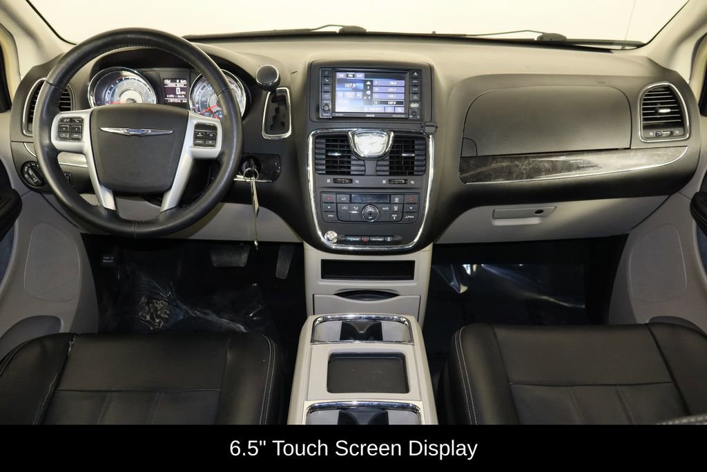 Used 2014 Chrysler Town & Country Touring image 13