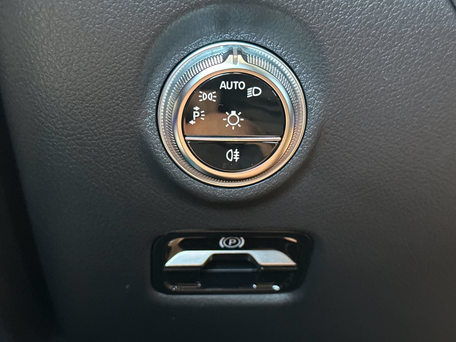 Used 2025 Mercedes-Benz C 300 4MATIC Sedan image 31