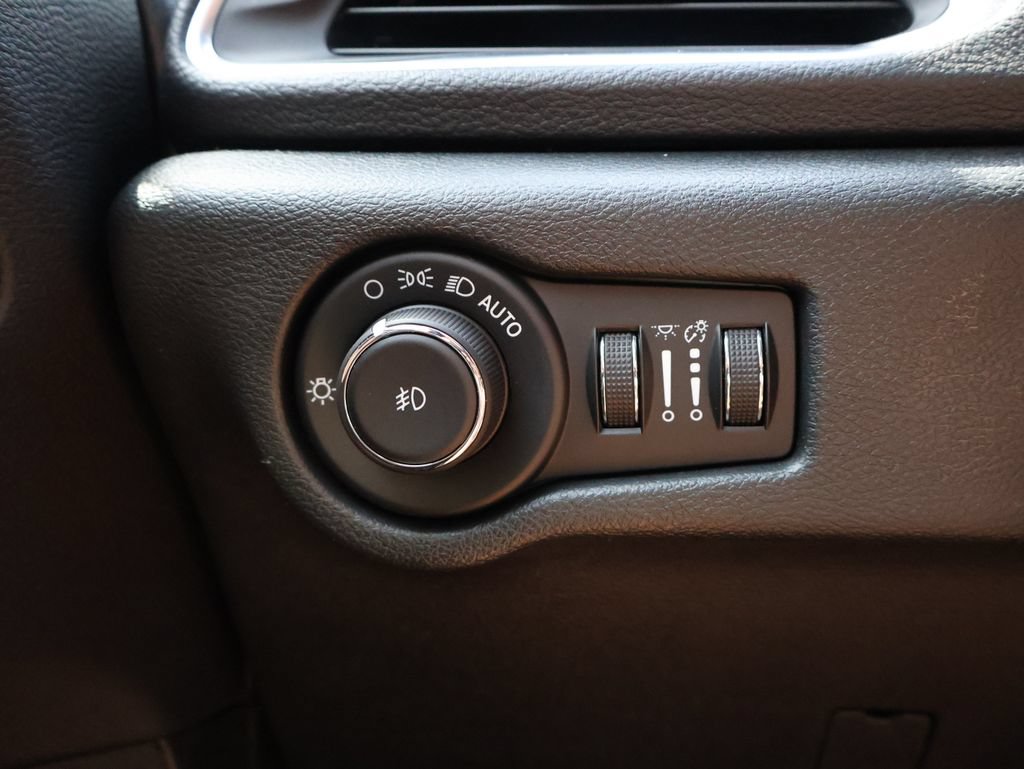 Used 2025 Chrysler Pacifica Limited FWD image 31