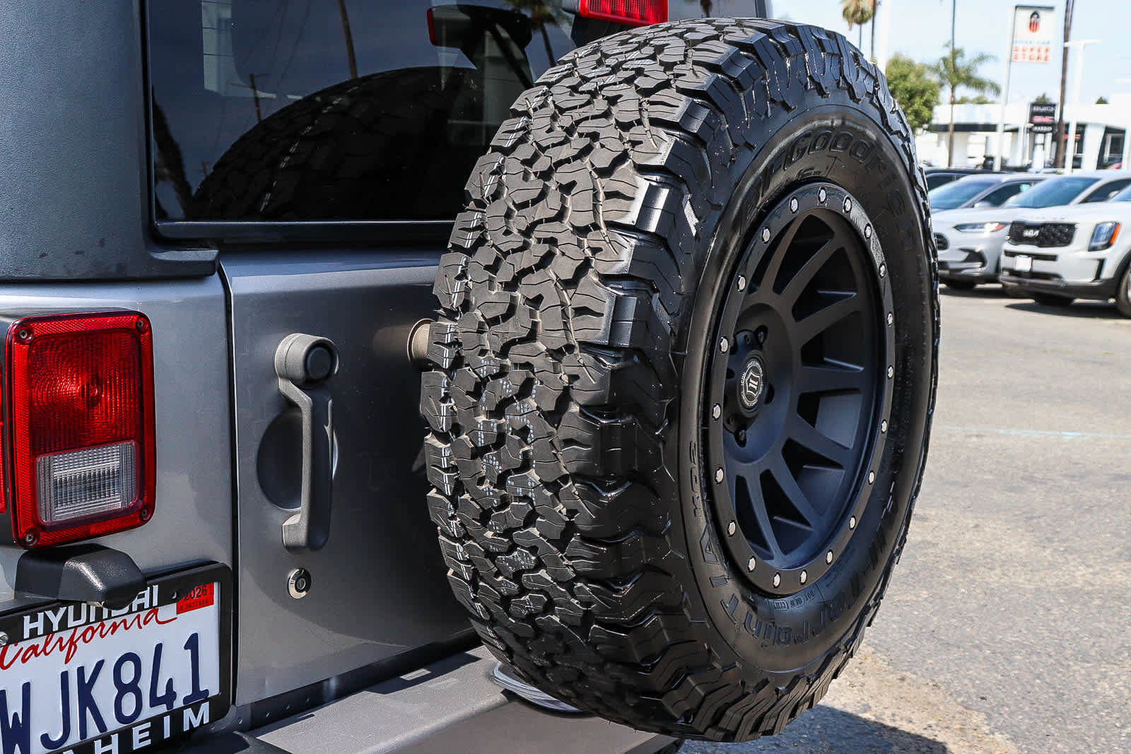 Used 2018 Jeep Wrangler Unlimited Sahara AWD/4WD image 11