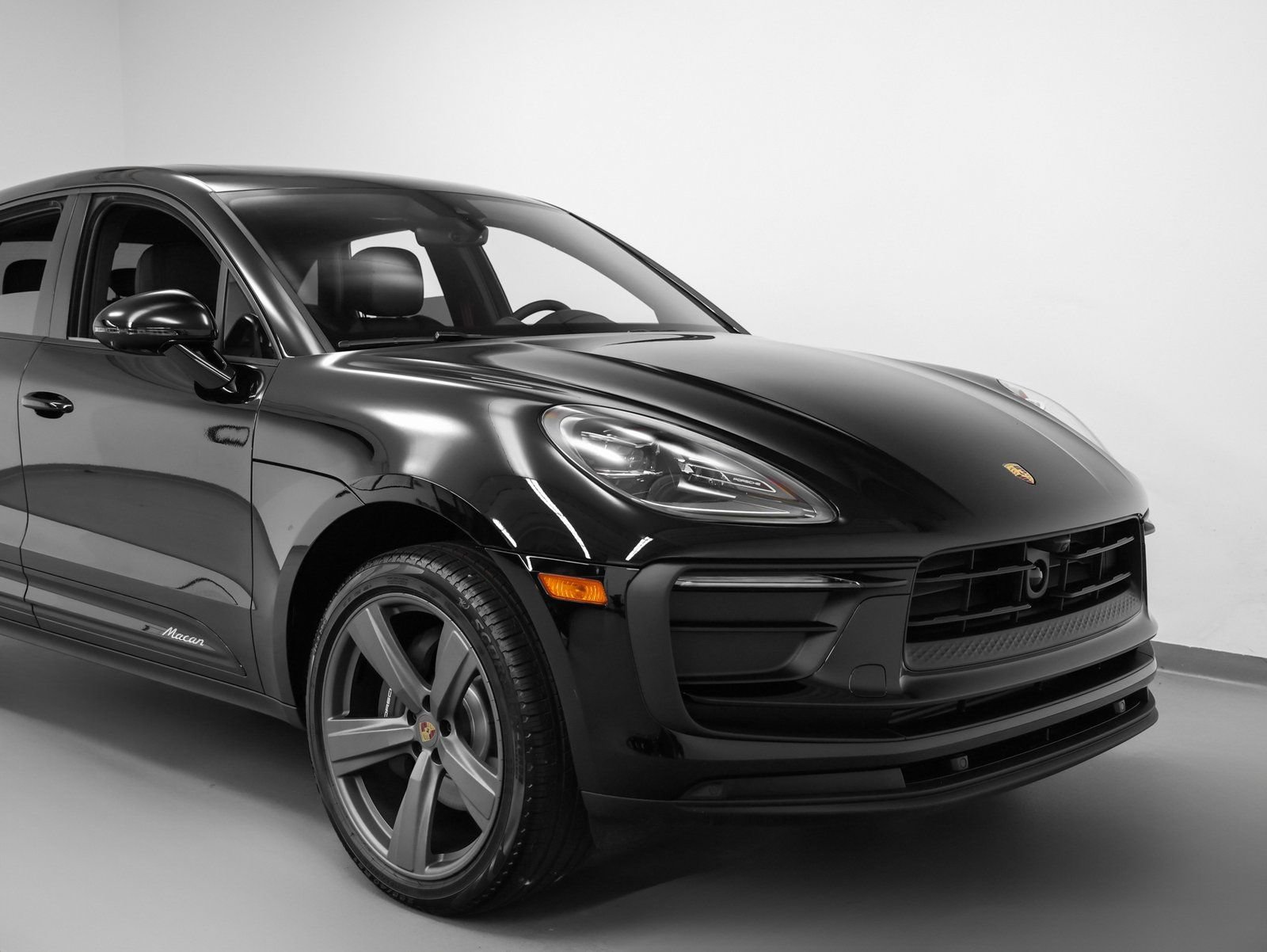Certified 2025 Porsche Macan image 9