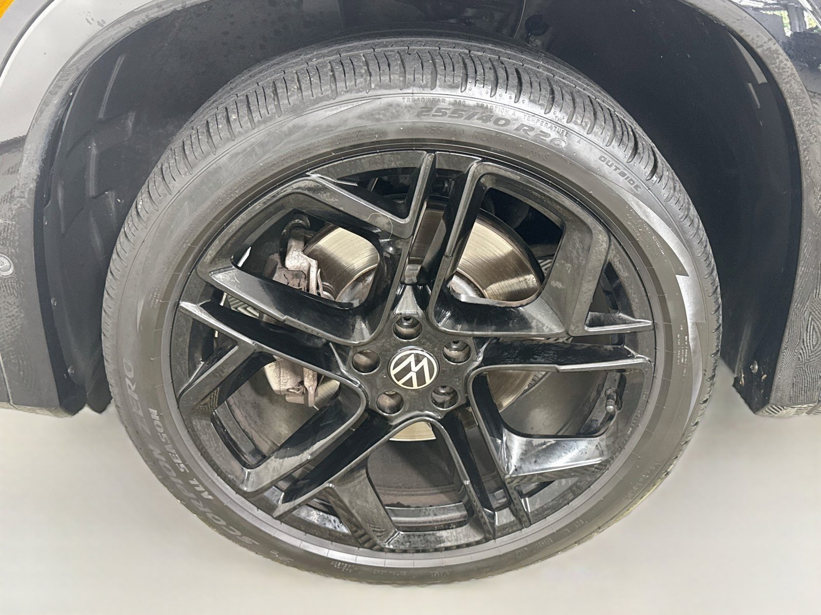 Certified 2025 Volkswagen Tiguan SE R-Line AWD/4WD image 29