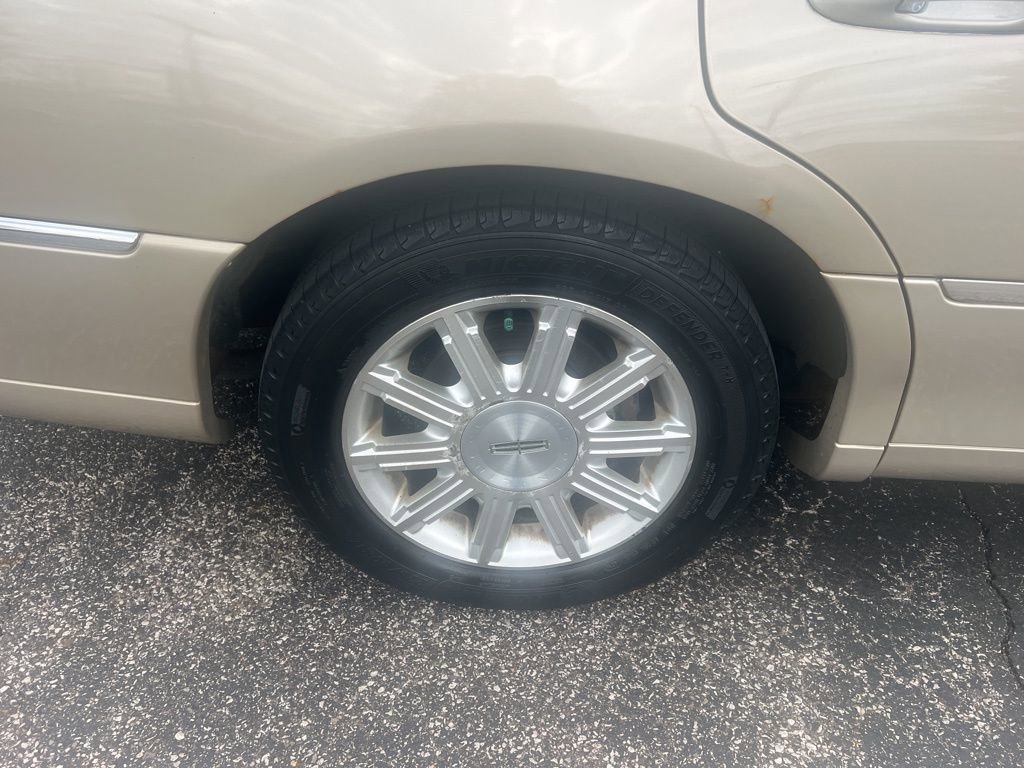 Used 2009 Lincoln Town Car Signature Limited image 2