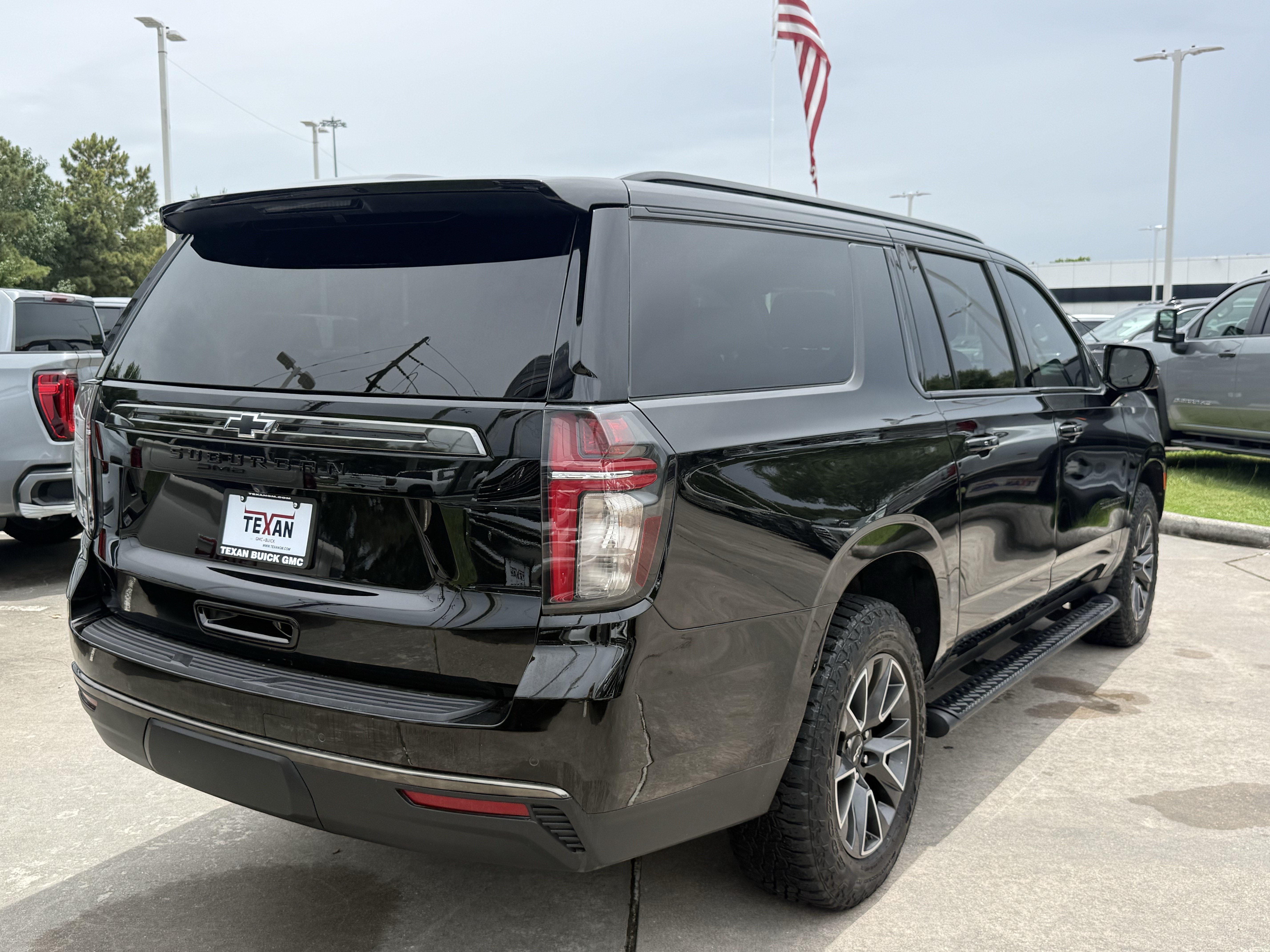 Used 2021 Chevrolet Suburban Z71 w/ Luxury Package AWD/4WD image 3