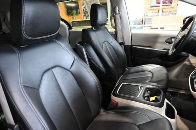 Used 2024 Chrysler Pacifica Touring-L FWD image 8