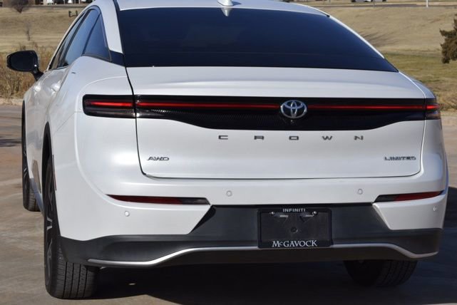Used 2023 Toyota Crown Limited image 12