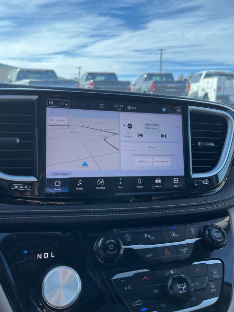 Used 2024 Chrysler Pacifica Limited FWD image 45