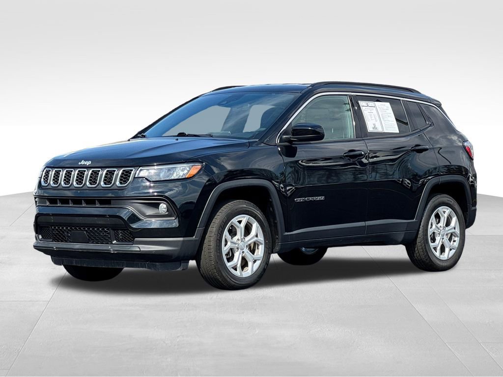 Used 2024 Jeep Compass Latitude AWD/4WD image 3