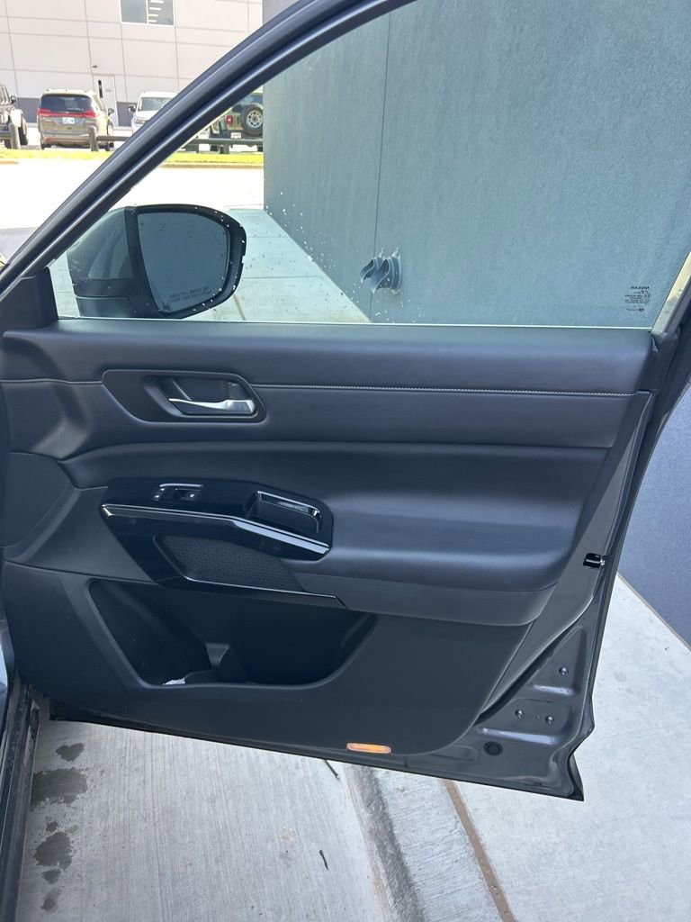Used 2022 Nissan Pathfinder SV AWD/4WD image 15