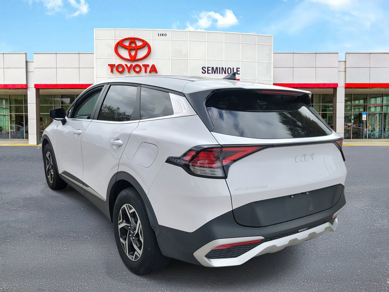 Used 2025 Kia Sportage LX image 4