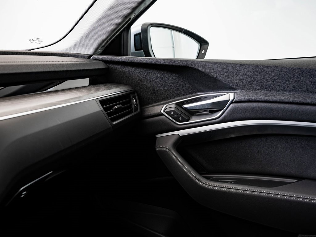 Used 2022 Audi e-tron Premium w/ Convenience Plus Package image 39