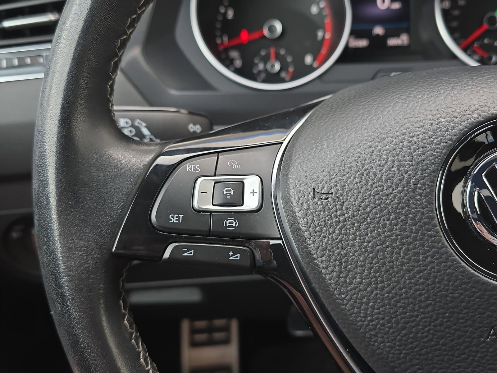 Used 2021 Volkswagen Tiguan SE R-Line image 20